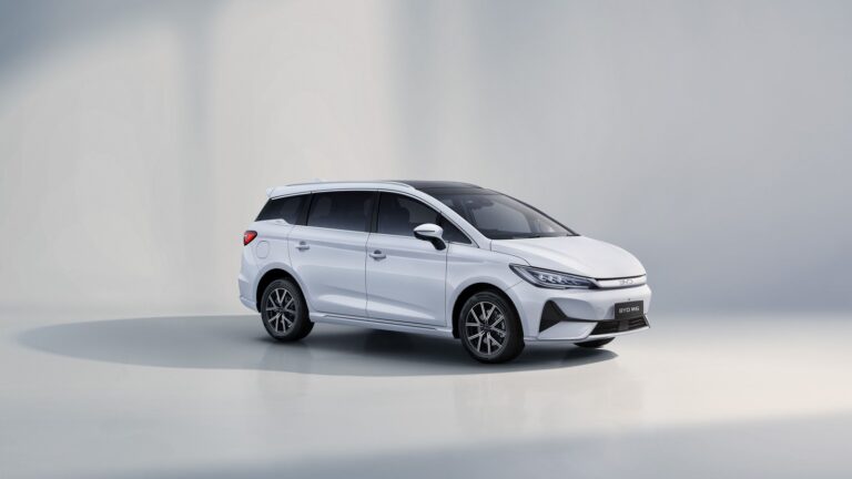 BYD M6