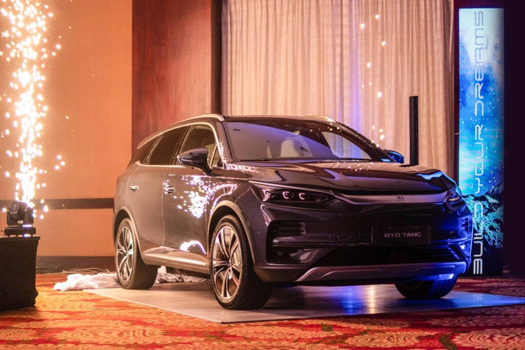BYD TANG side view
